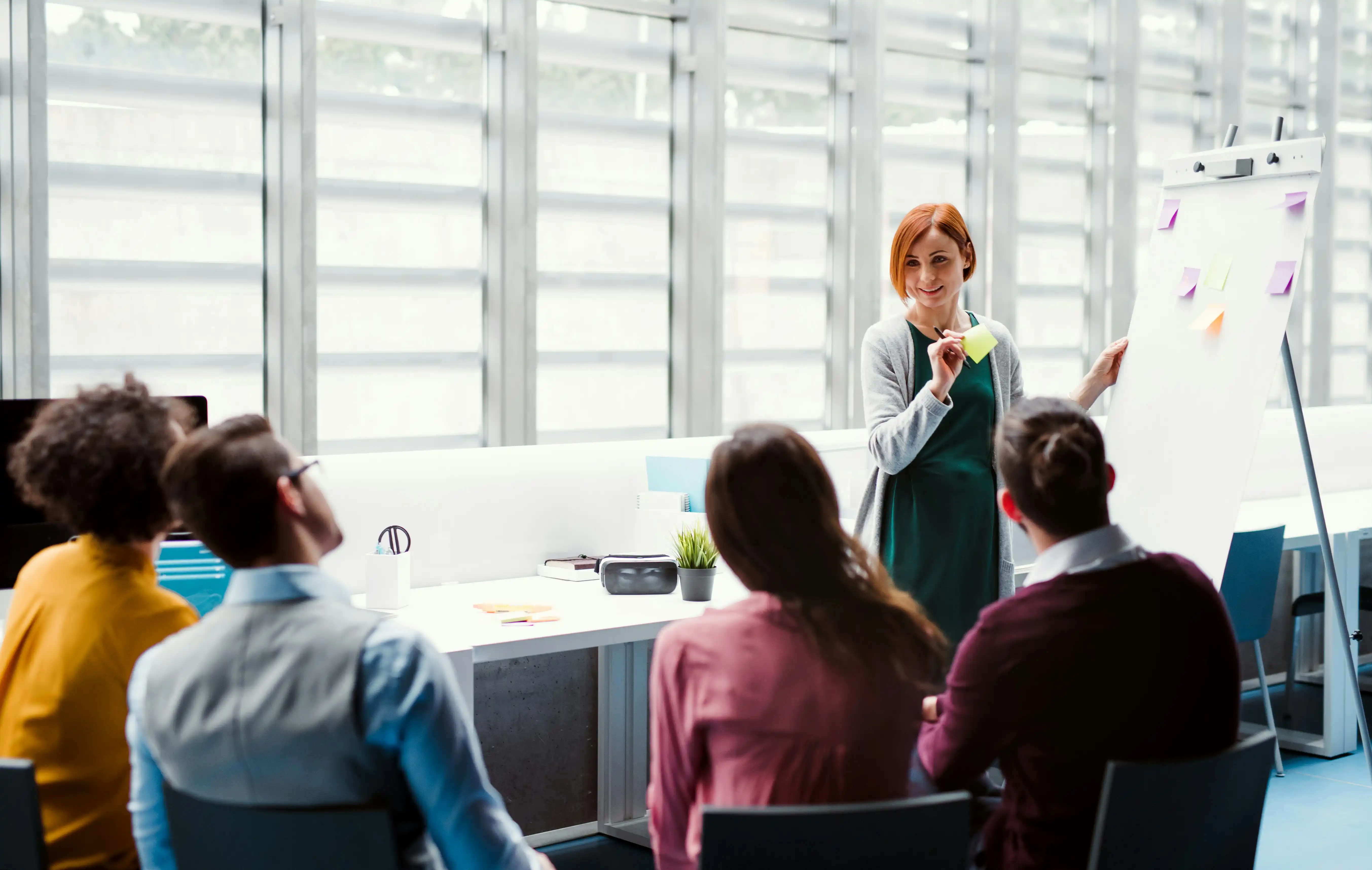 Externe Moderatorin leitet Team in Workshop